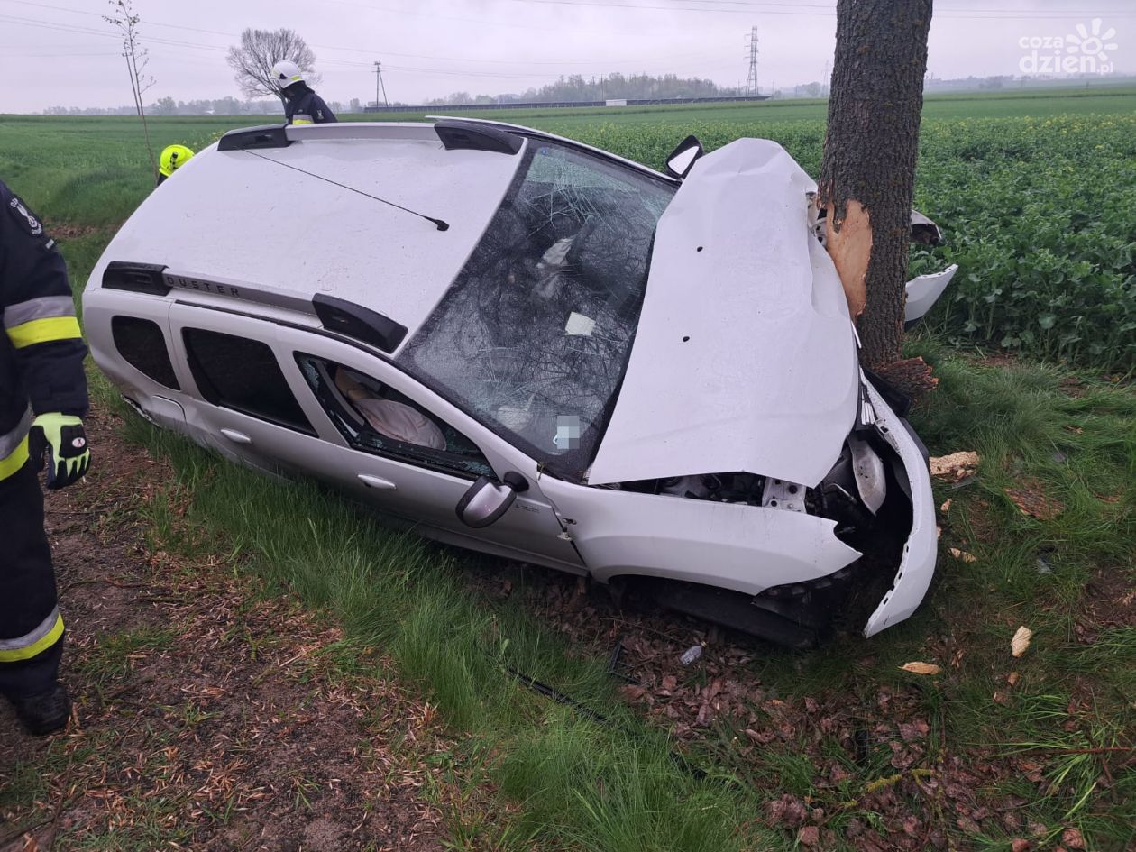 Zdarzenie drogowe w Grudusku - samochód uderzył w drzewo, jedna osoba poszkodowana