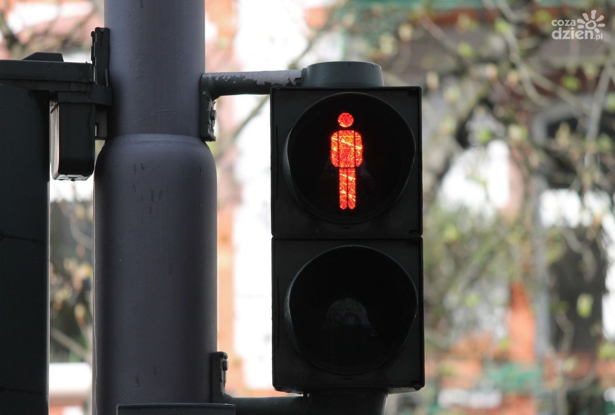 Pieszy na czerwonym świetle zagraża bezpieczeństwu na drodze - 1100 zł mandatu dla nieodpowiedzialnego uczestnika ruchu