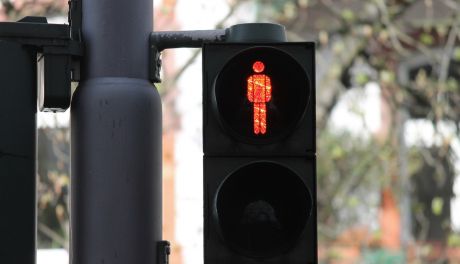 Pieszy na czerwonym świetle zagraża bezpieczeństwu na drodze - 1100 zł mandatu dla nieodpowiedzialnego uczestnika ruchu