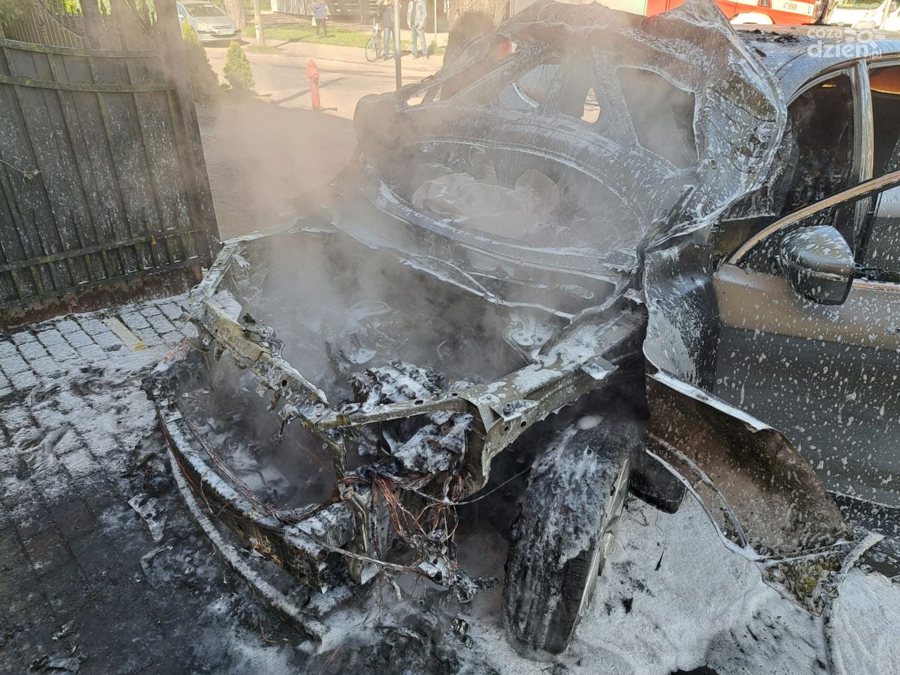 Pożar samochodu na ulicy Kicińskiego w Ciechanowie