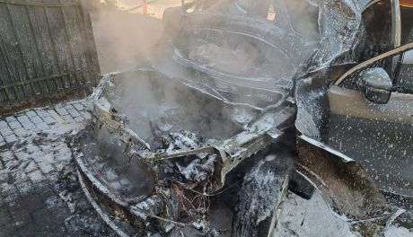 Pożar samochodu na ulicy Kicińskiego w Ciechanowie