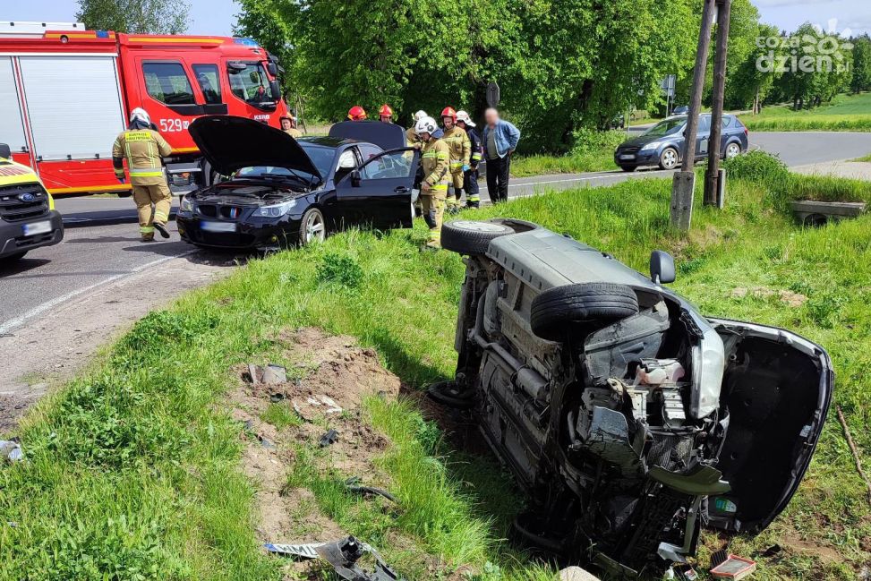 Poważna kolizja w Konopkach. Młody kierowca BMW ukarany mandatem po nieustąpieniu pierwszeństwa