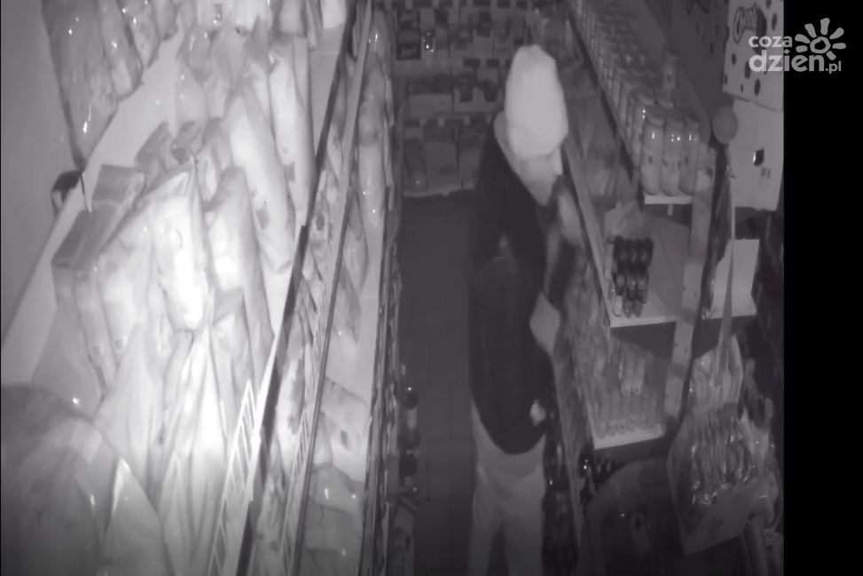 [Film] Włamanie do sklepu spożywczego w Mławie. Policja apeluje o pomoc w identyfikacji sprawcy i zabezpieczenie lokali