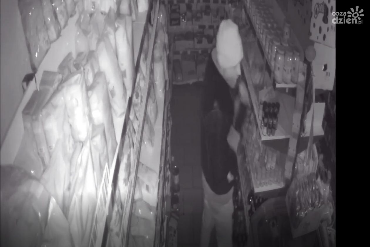 [Film] Włamanie do sklepu spożywczego w Mławie. Policja apeluje o pomoc w identyfikacji sprawcy i zabezpieczenie lokali