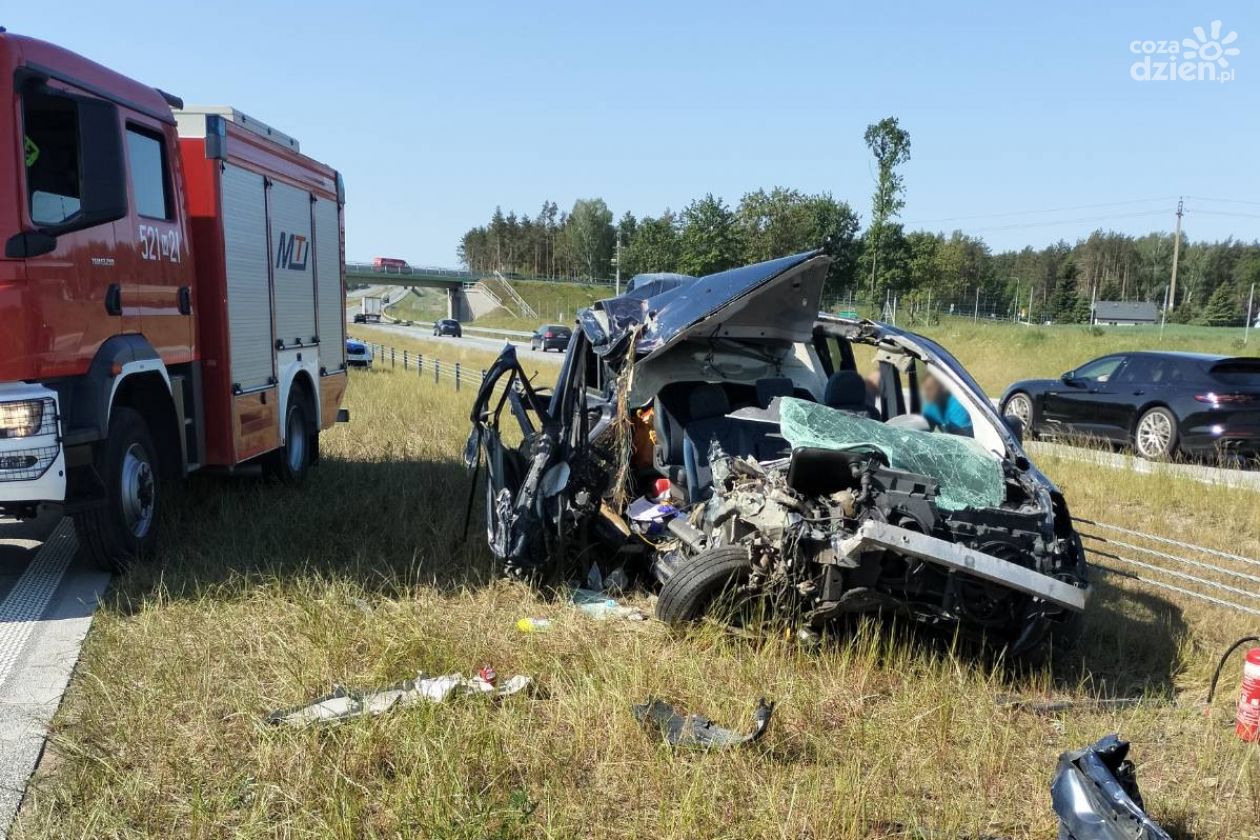 Fatalny wypadek pod Mławą, auto skasowane, są ranni