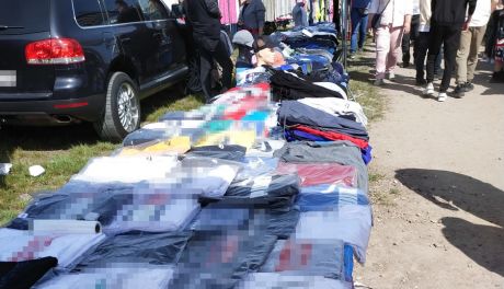 Nieuczciwi handlarze podrabianej odzieży zatrzymani na płońskim targowisku - Znaleziono ponad 1200 sztuk fałszywych produktów