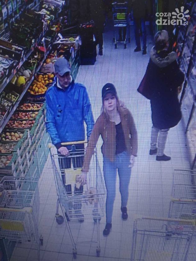 Sprawców kradzieży w ciechanowskim supermarkecie poszukuje policja