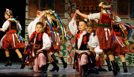 "Piękna nasza Polska cała" - wspaniały koncert w Ciechanowie. Premierowe wykonania, owacje, muzyka, taniec i śpiew