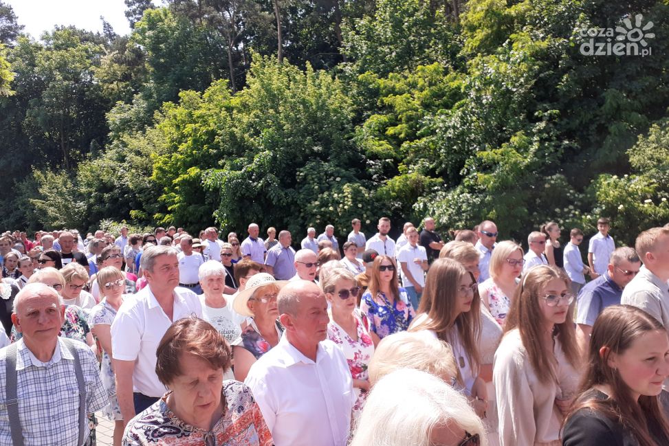 [fotorelacja] Biskup Milewski swoją obecnością uświetnia uroczystość Bożego Ciała w Krasnem i podkreśla znaczenie polskiej tradycji katolickiej