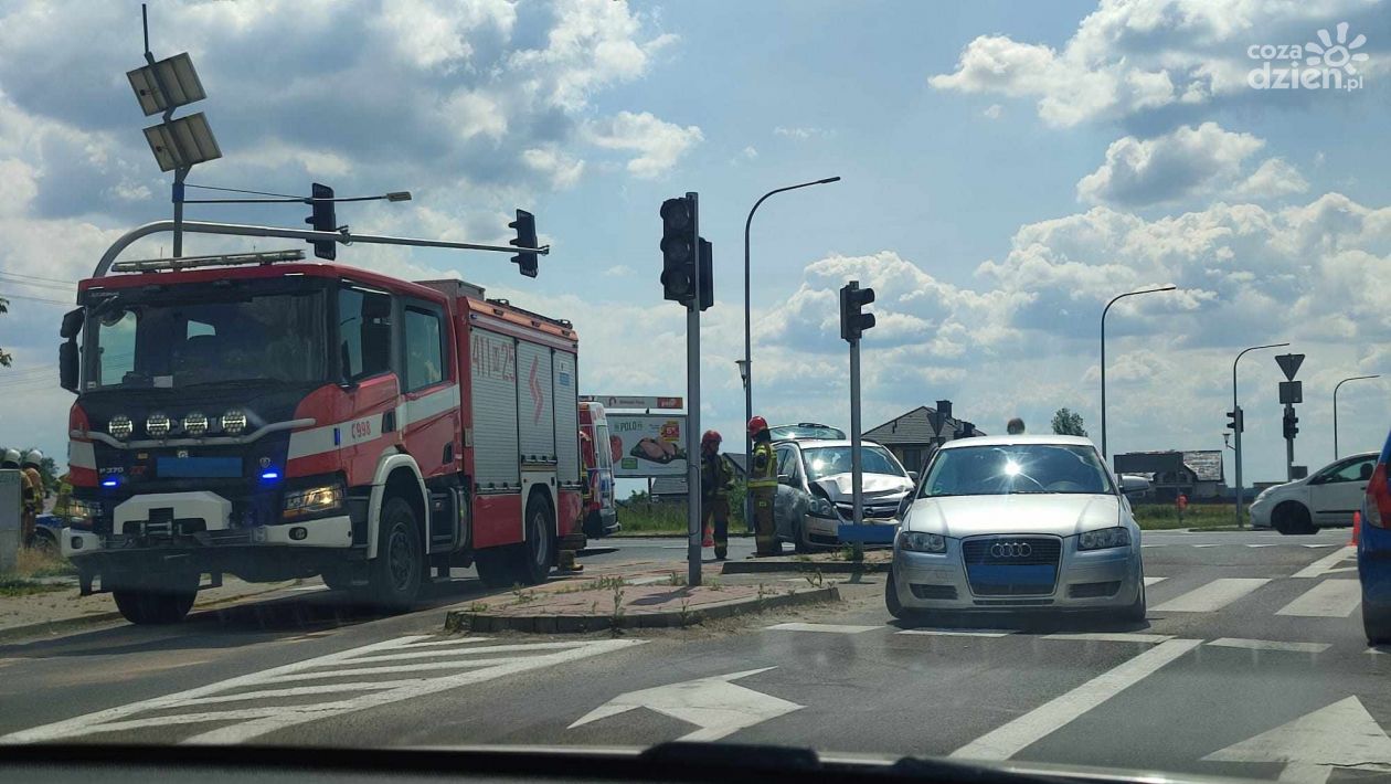 Jedna osoba trafiła do szpitala. Auta zderzyły się we Władysławowie pod Ciechanowem.