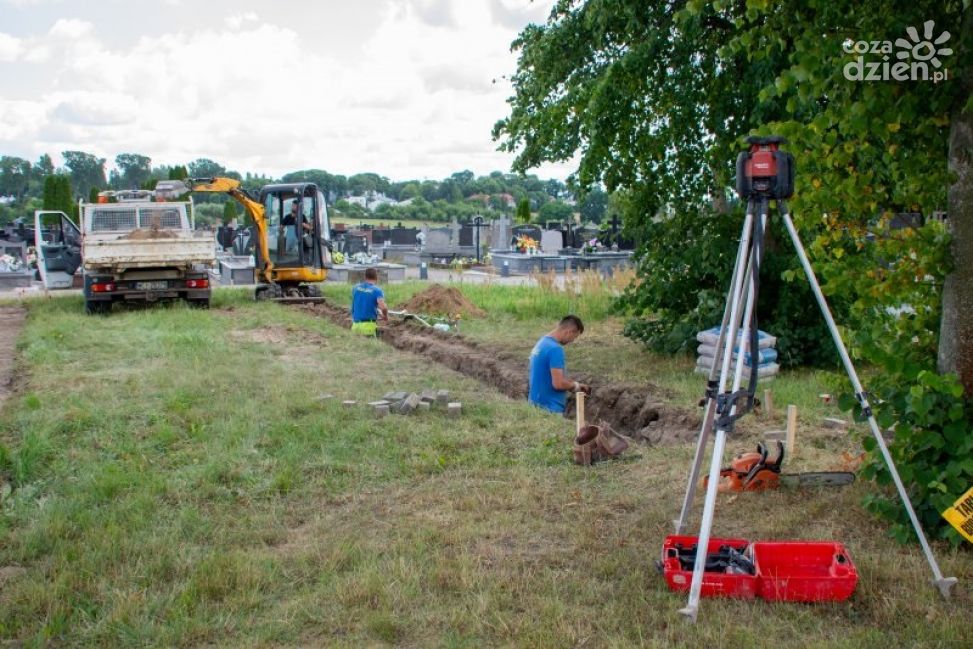 Na obszarze o wielkości dwóch kwater powstaje godne miejsce na urny. Prace na komunalnym cmentarzu już się rozpoczęły