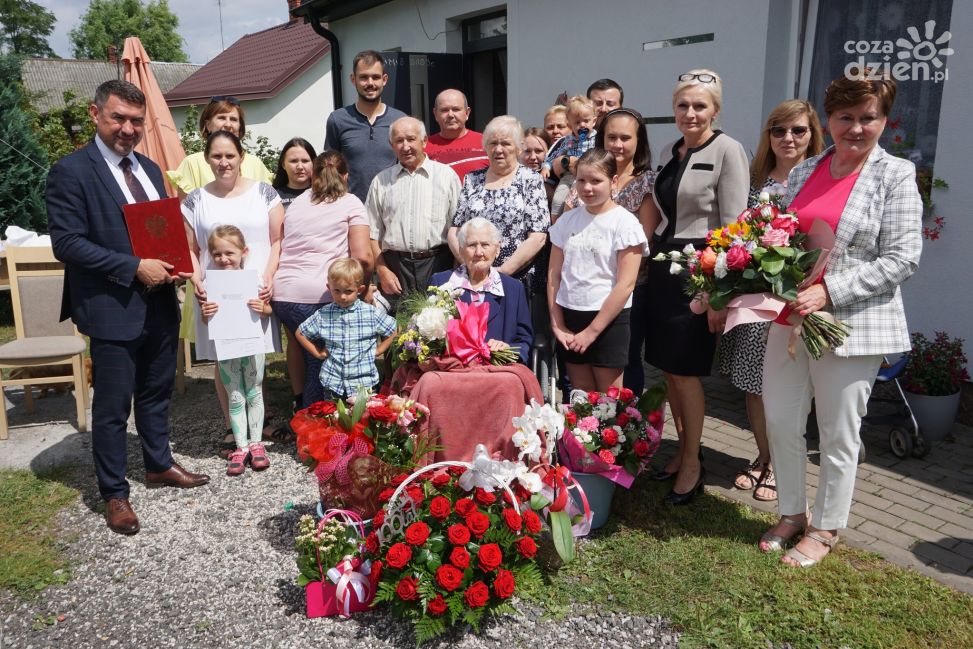 Setne urodziny pani Haliny z Wronowa. Doczekała się 6 dzieci, 20 wnuków, 32 prawnuków i 5 praprawnuków