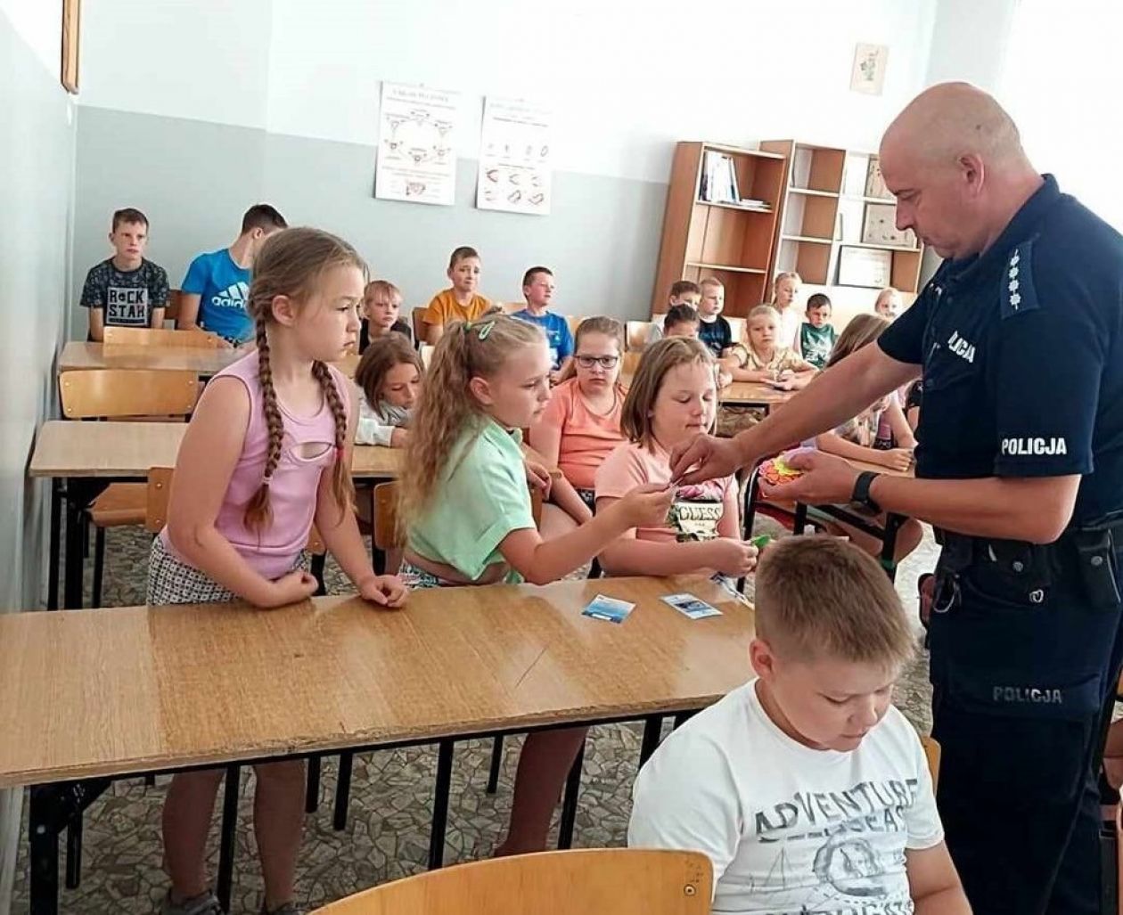 Bezpieczne Wakacje 2023: Policjanci edukują uczestników półkolonii w Ciechanowie