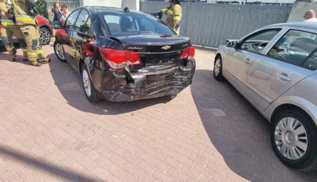 Kolizja na ulicy Mleczarskiej: Poszkodowany kierowca trafił do szpitala
