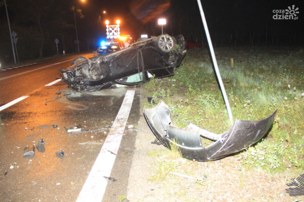 Wypadek w Ilinku: Dachowanie samochodu na mokrej drodze