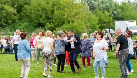 Piknik seniorów w ciechanowskim Ogrodzie Społecznym