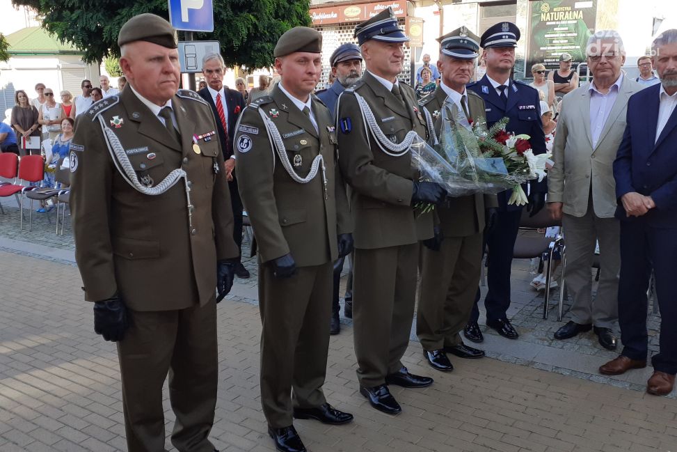 [foto] Kwiatami i śpiewem uczczono żołnierzy polskich