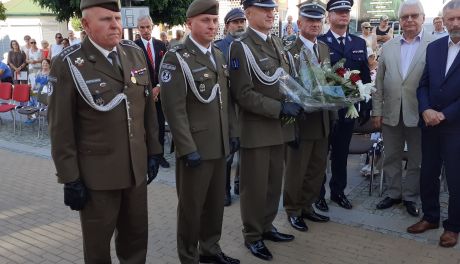 [foto] Kwiatami i śpiewem uczczono żołnierzy polskich
