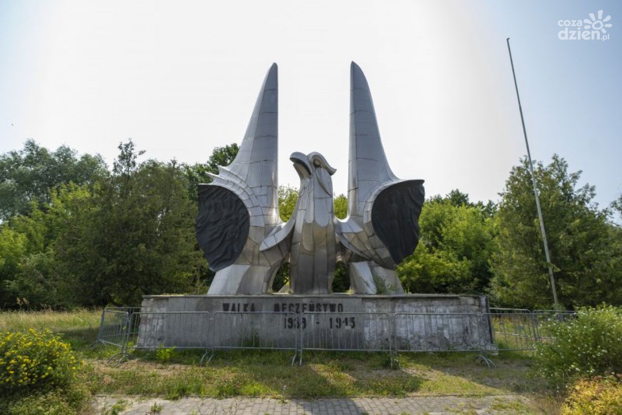 Zburzyć czy wyremontować pomnik orła? Jest oświadczenie Towarzystwa Miłośników Ziemi Ciechanowskiej