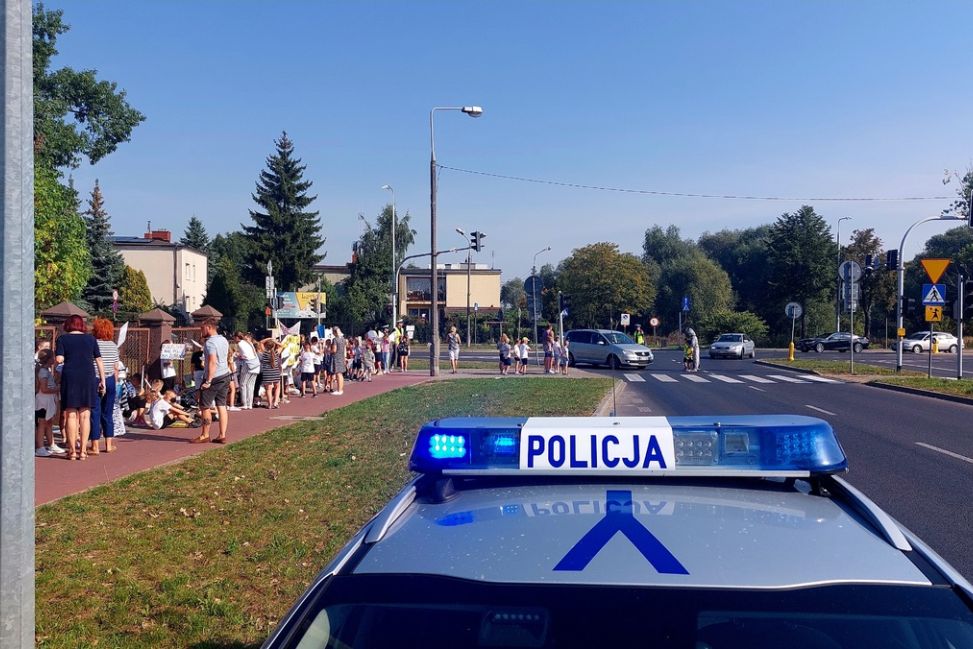 Wspólna akcja policji i uczniów. Zwracają uwagę na bezpieczeństwo pieszych