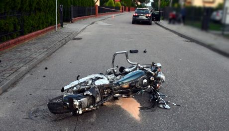 Groźna kraksa w Strzegowie. Motocyklista trafił do szpitala