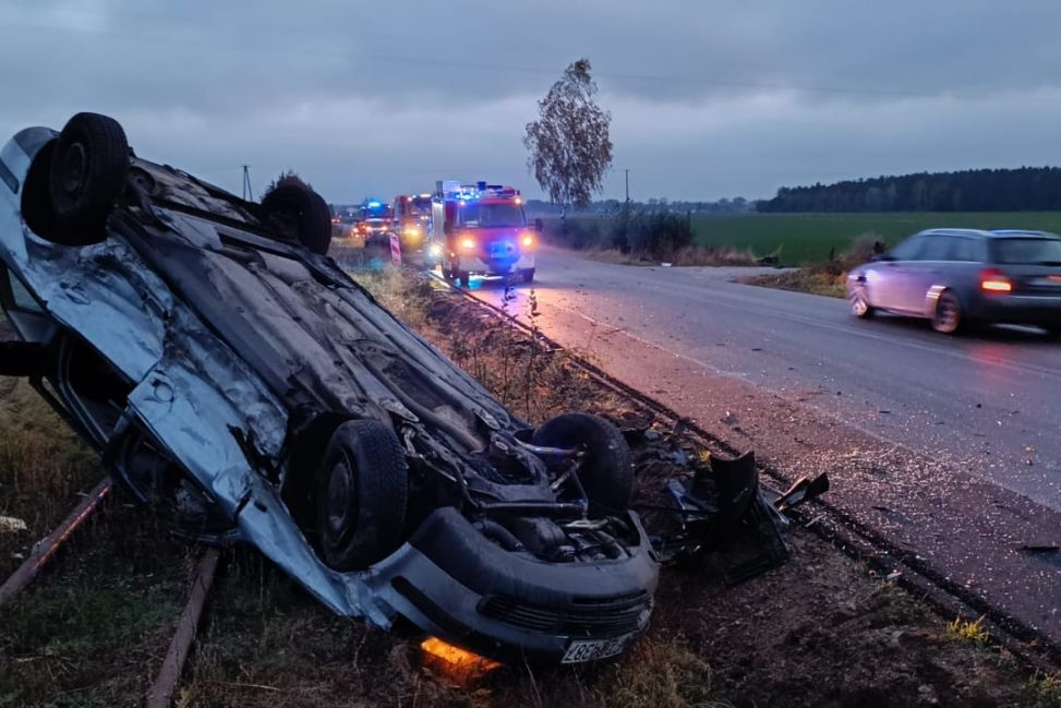 Kierowcy odmówili pomocy medycznej - zderzenie samochodów pod Lesznem