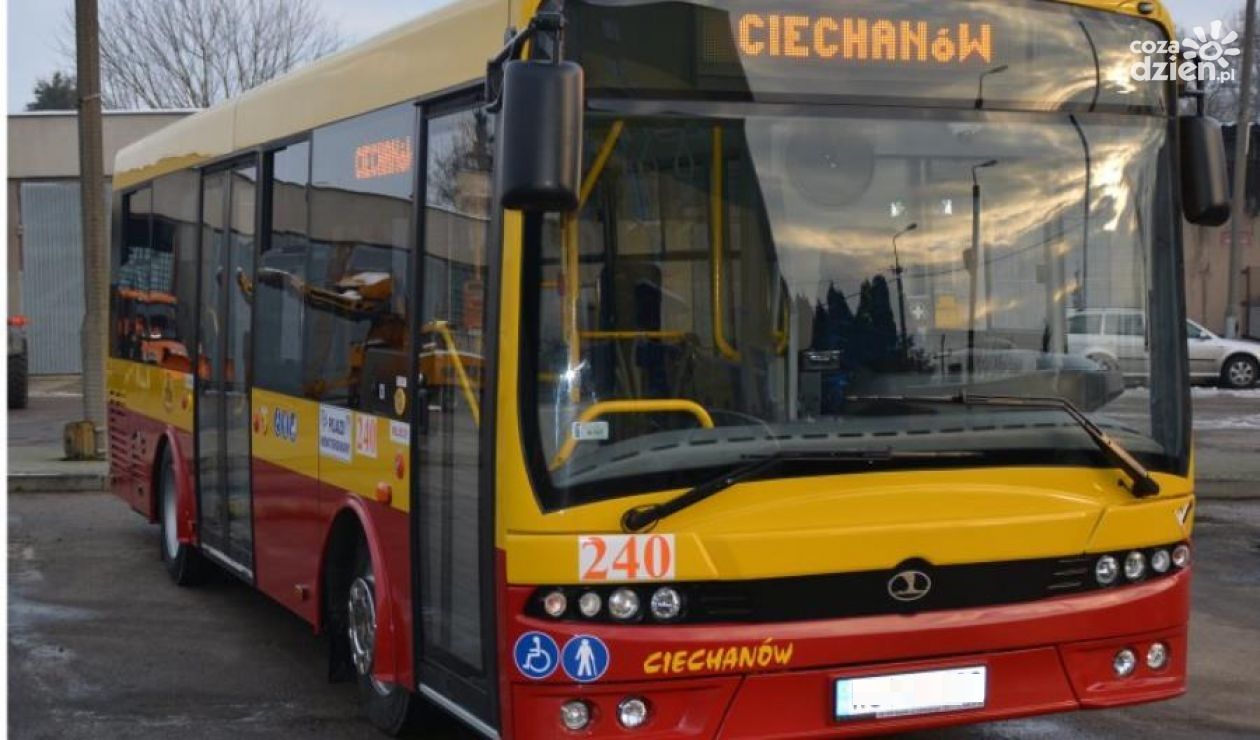 Wszystkich Świętych: dodatkowe linie autobusowe ułatwiają dojazd na cmentarz komunalny w Ciechanowie