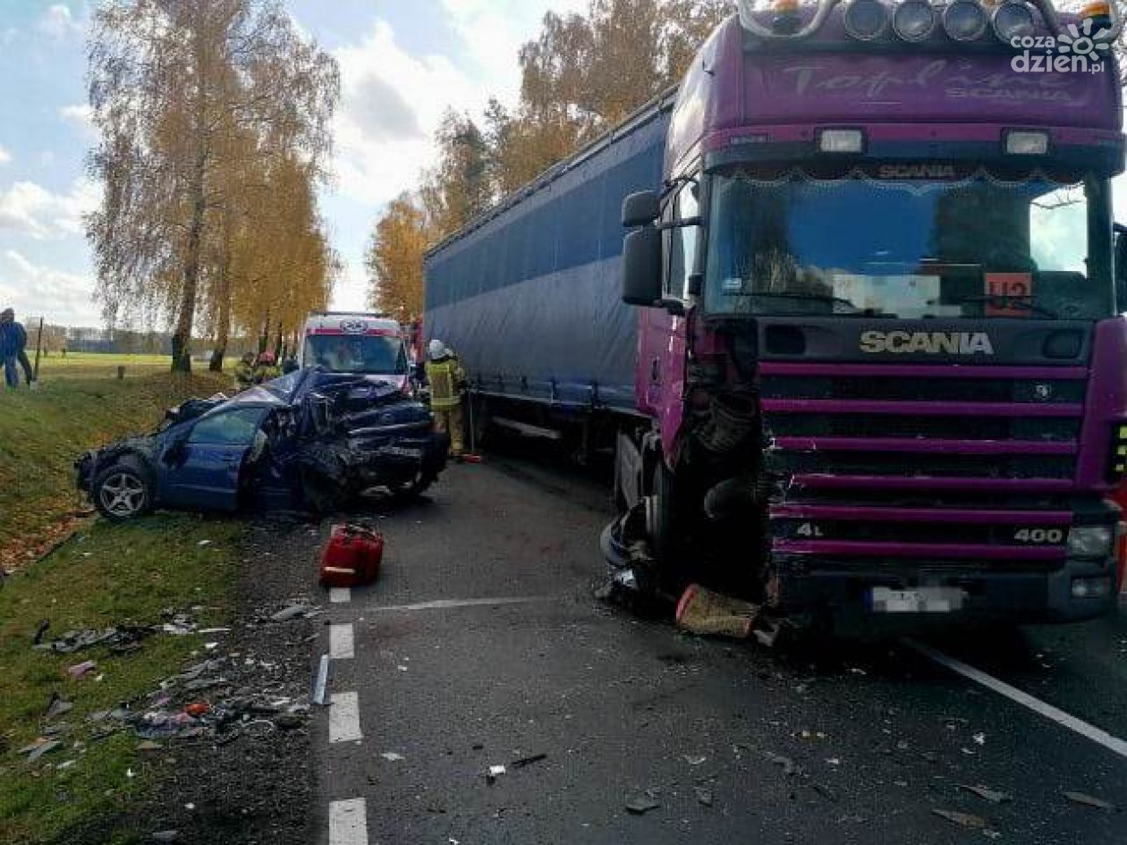 Niebezpieczny wypadek z udziałem dwóch ciężarówek i osobówki 