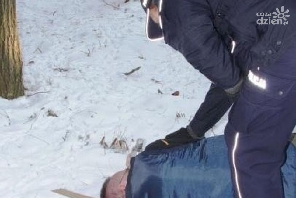 Ciechanowscy policjanci pomagają osobom narażonym na wychłodzenie organizmu 