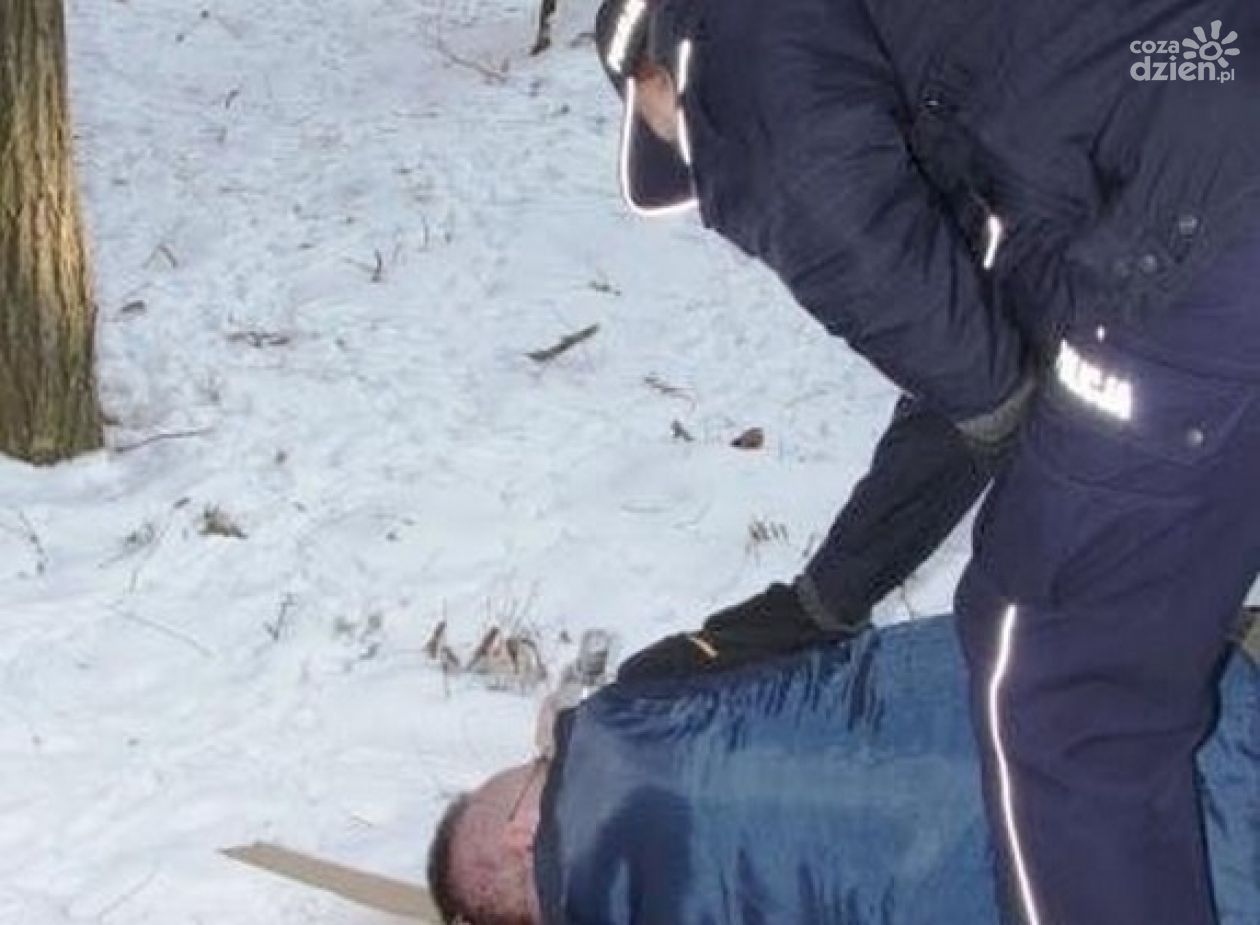 Ciechanowscy policjanci pomagają osobom narażonym na wychłodzenie organizmu 