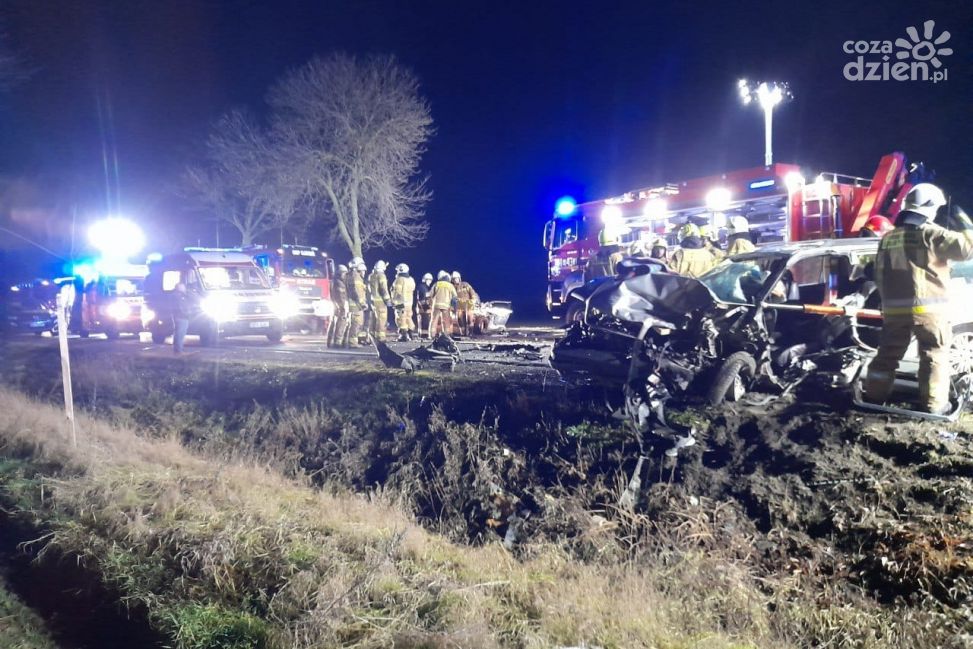 [akt.] Kierowca nie żyje! 3 osoby ranne, w tym dwoje dzieci. Wypadek w Skarżynku pod Ciechanowem