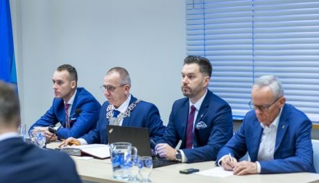 Sesja Rady Miasta Ciechanów: Plan pracy na 2024 rok ustalony, zmiany w budżecie i planie gminy