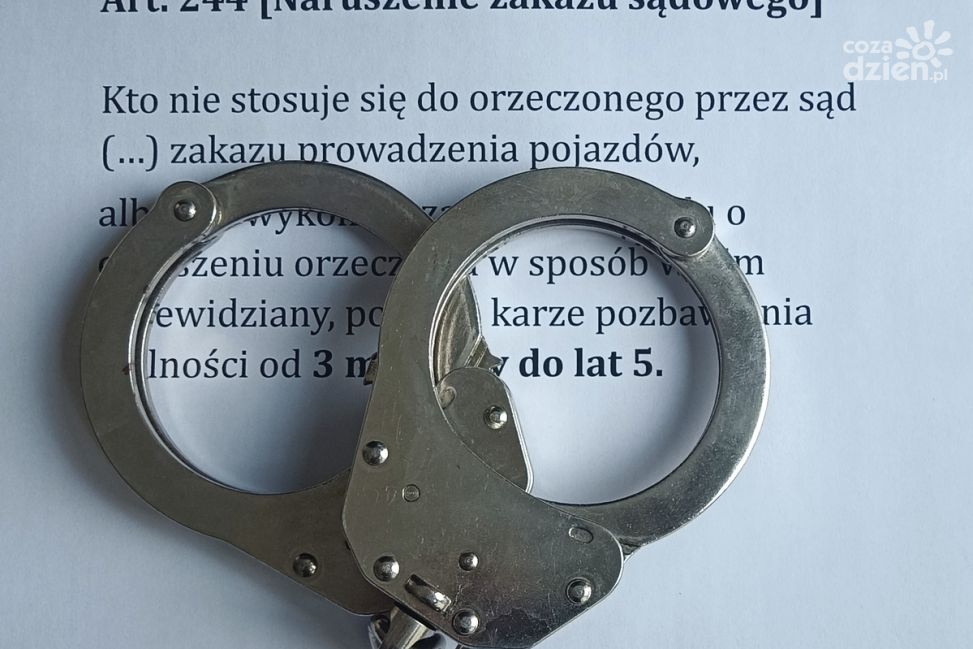 Pojazd miał awarię. Policjanci po rutynowej rozmowie odkryli trzy zakazy prowadzenia pojazdów na koncie kierowcy