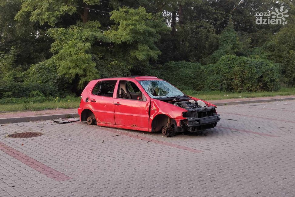 Ciechanów - miasto chce usunąć porzucone auta. Chce, ale nie wszędzie może