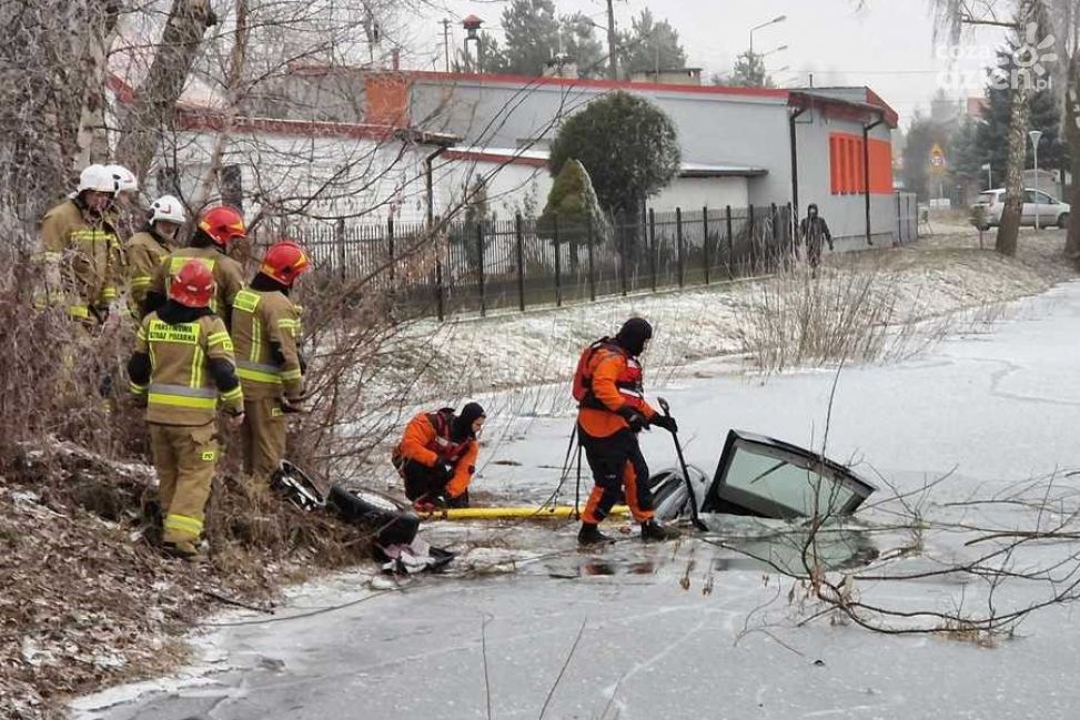 Dramatyczna akcja w Kroczewie - Mercedes wpadł do zamarzniętego stawu