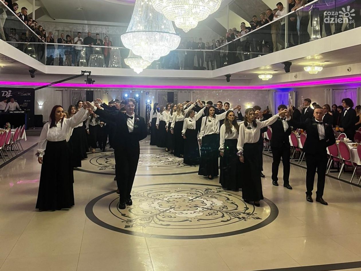 Studniówka 2024: Maturzyści z Przasnysza świętują swoje ostatnie 100 dni przed egzaminem [zdjęcia]