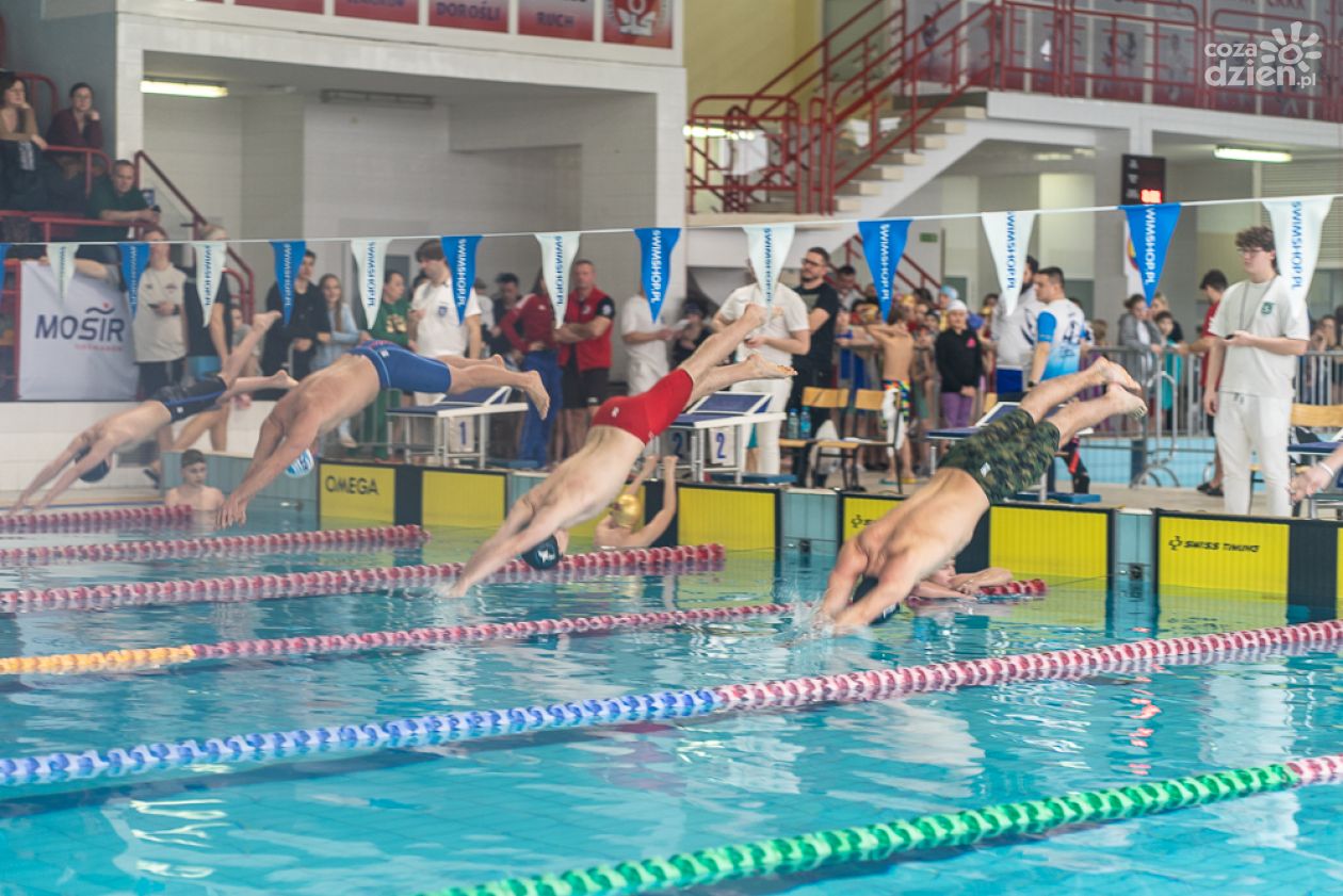 Młodzi pływacy zdobywają medale na zawodach w Ciechanowie