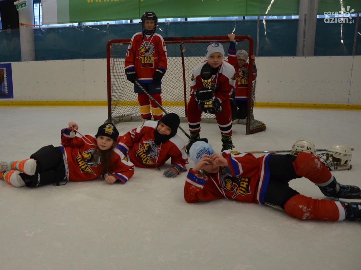 Drugie miejsce drużyny młodych Orłów Przasnysz w turnieju hokeja na lodzie w Lublinie