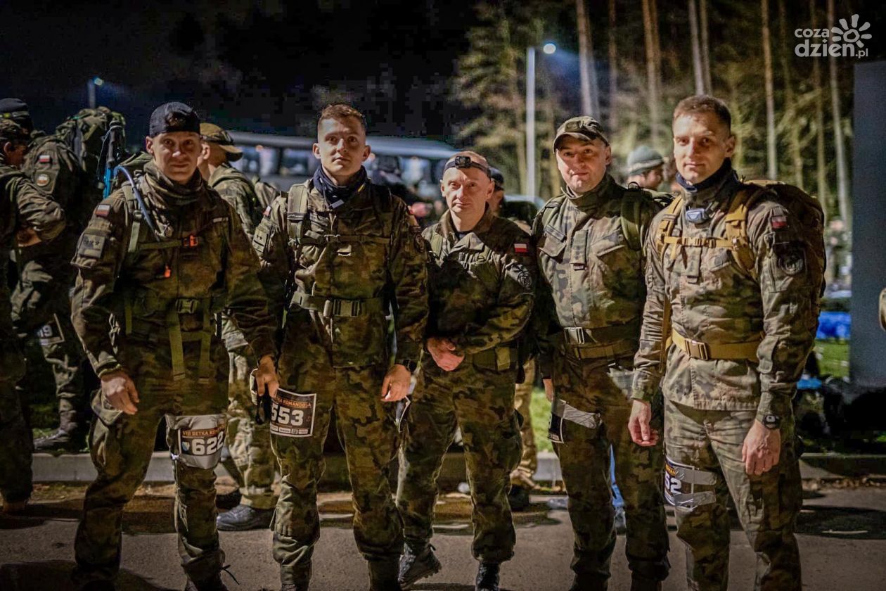 Siedmiu żołnierzy 5 Mazowieckiej Brygady Obrony Terytorialnej zmierzyło się z ekstremalnym biegiem na 100 kilometrów