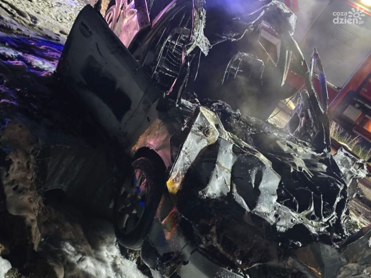 Samochód spłonął - jadących nim ratował kierowca ciągnika