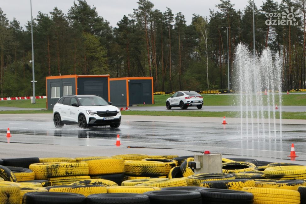 Bezpieczny kierowca to świadomy kierowca – szkolenia na Torze Modlin