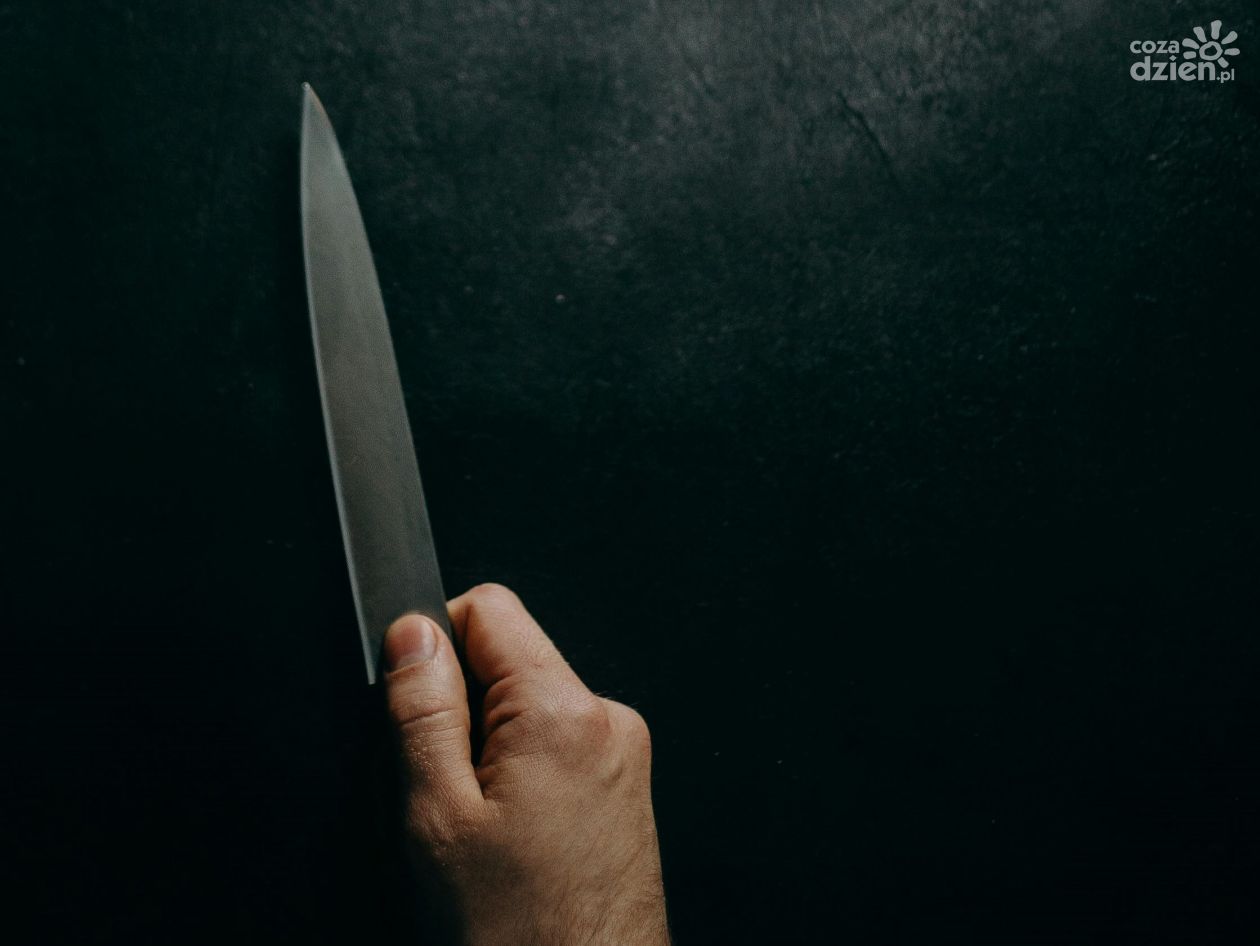 Awantura w Ciechanowie: Mieszkaniec powiatu zatrzymany za potraktowanie kolegi nożem
