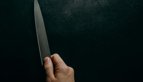 Awantura w Ciechanowie: Mieszkaniec powiatu zatrzymany za potraktowanie kolegi nożem