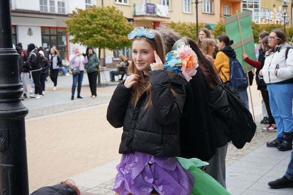 Młodzieżowy protest przeciwko plastikowi