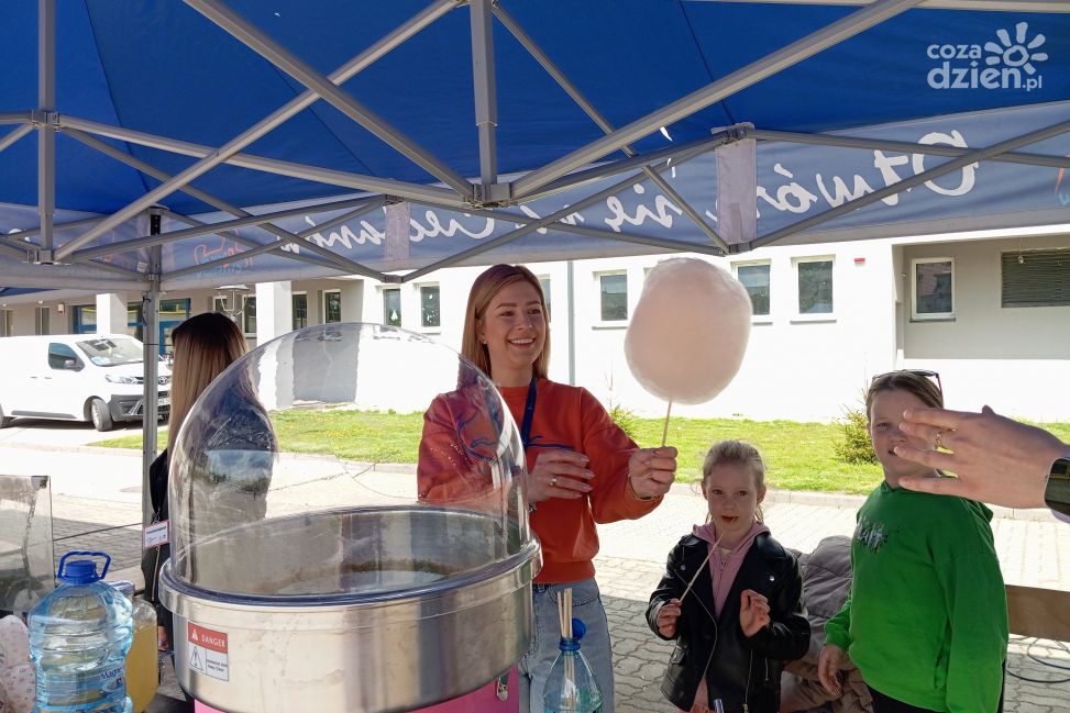 Przed halą MOSiR w Ciechanowie trwa "Zabawa pod chmurką"