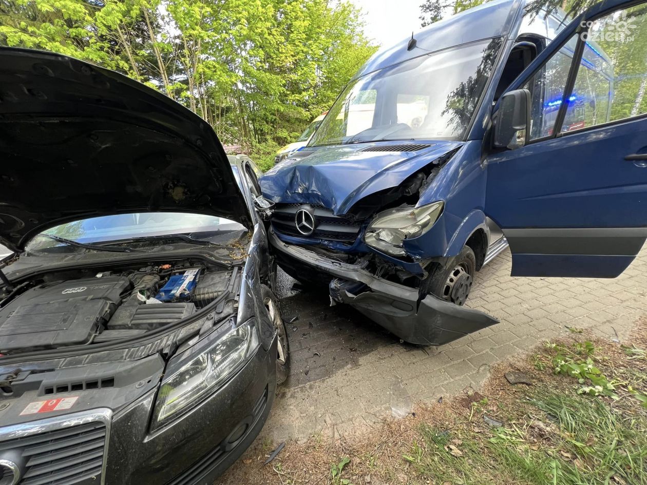 Wypadek. Bus przewoził uczniów [ZDJĘCIA]