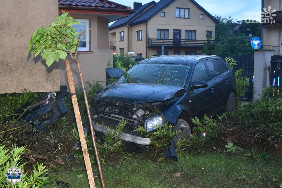 Zniszczył ogrodzenie i ścianę budynku. Wraz z pasażerem ulotnił się z miejsca zdarzenia