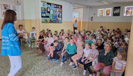 Bezpieczne wakacje - policja z Ciechanowa uczy dzieci zasad bezpieczeństwa