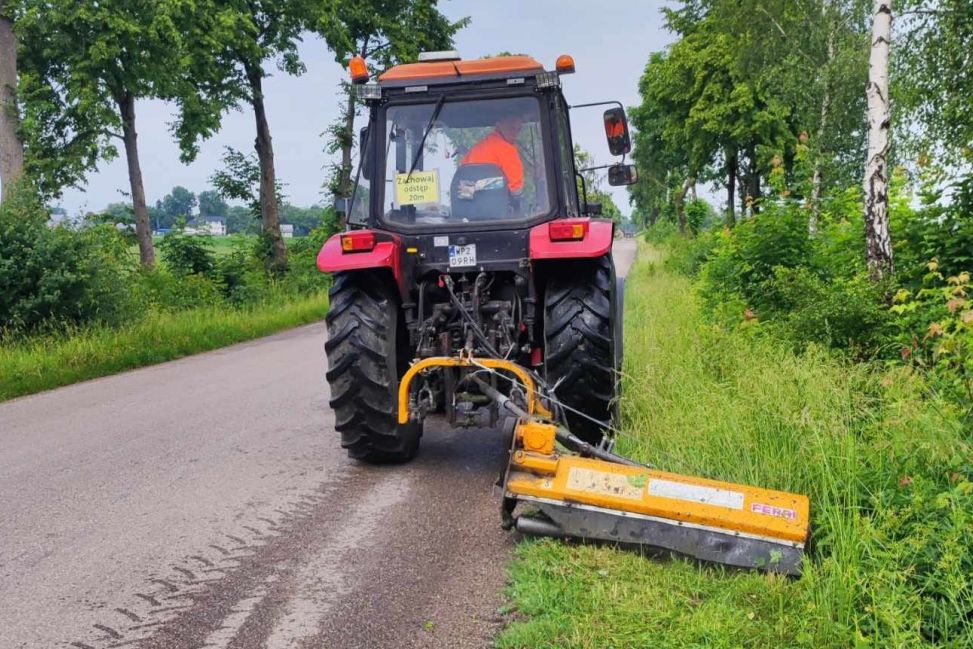 Powiat przasnyski: prace porządkowe na poboczach dróg powiatowych