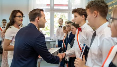Uroczyste zakończenie roku szkolnego w Ciechanowie z udziałem prezydenta Krzysztofa Kosińskiego